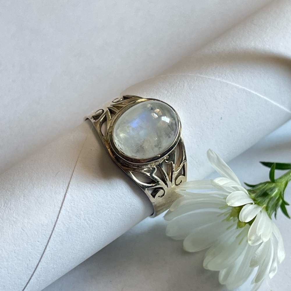 Elegant Silver Moonstone Ring in 925 Sterling Silver size us:8